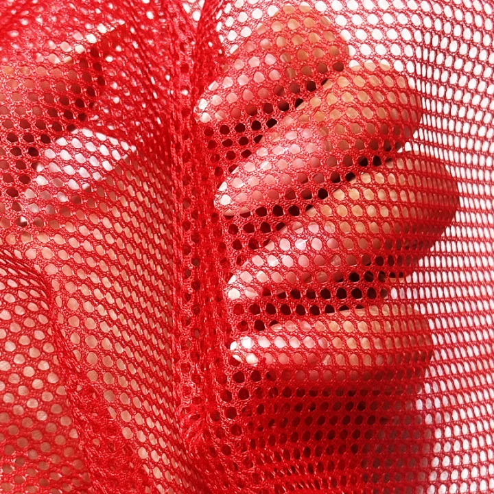 sit-polyesterova-pro-obleceni-cervena-oko-2x2mm.jpg