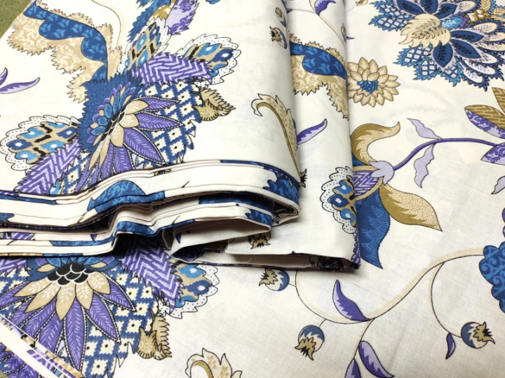 tissu-coton-au-metre-imprime-poviev-violet-sur-blanche-555.jpg