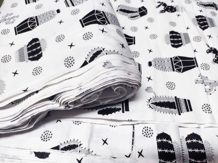 tissu-coton-au-metre-imprime-cactus-noir-sur-blanche.jpg