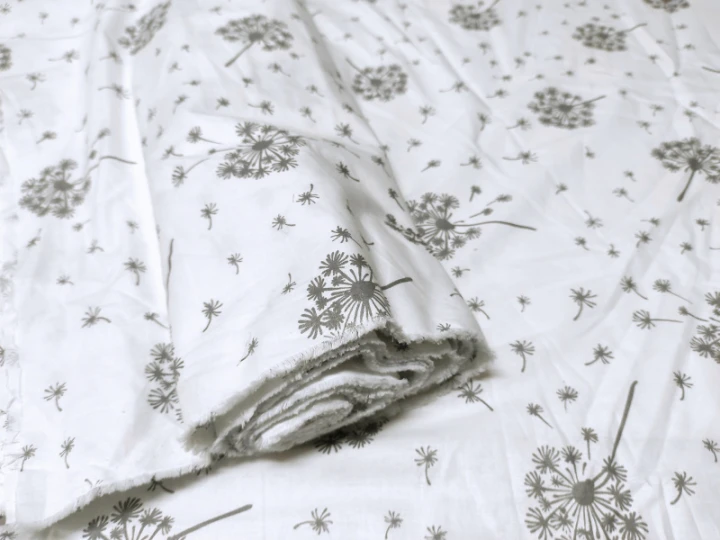 tissu-coton-au-metre-imprime-pamela-gris-sur-blanche-222.jpg